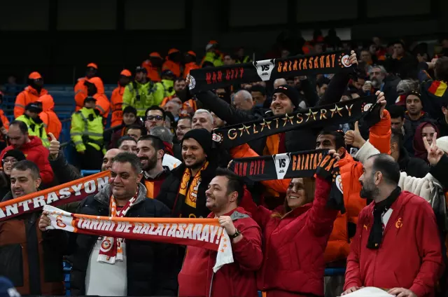 Galatasaray taraftarları tezahürat yapıyor