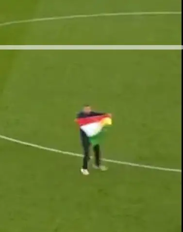 Hakem maçın durdurulması için düdük çaldı