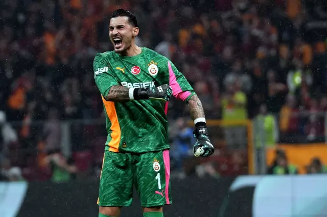 Uğurcan Çakır'ın takım arkadaşlarıyla kutlaması