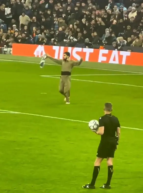 Güvenlik görevlileri sahadan aktivistleri çıkardı