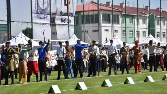 Şampiyonada yarışan genç okçular