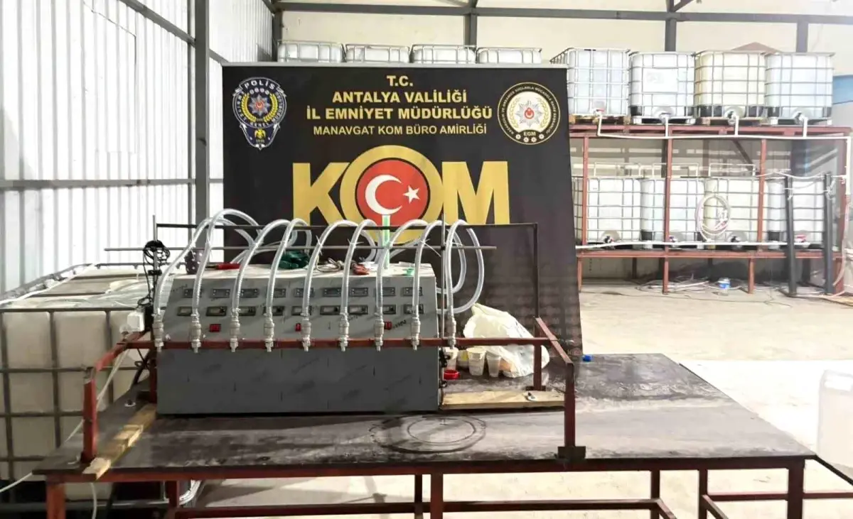 Antalya’da kaçakçılık operasyonu sırasında gözaltına alınan şüpheliler