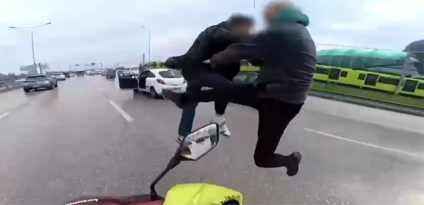 Bursa’da yol verme tartışması sırasında çekilmiş fotoğraf