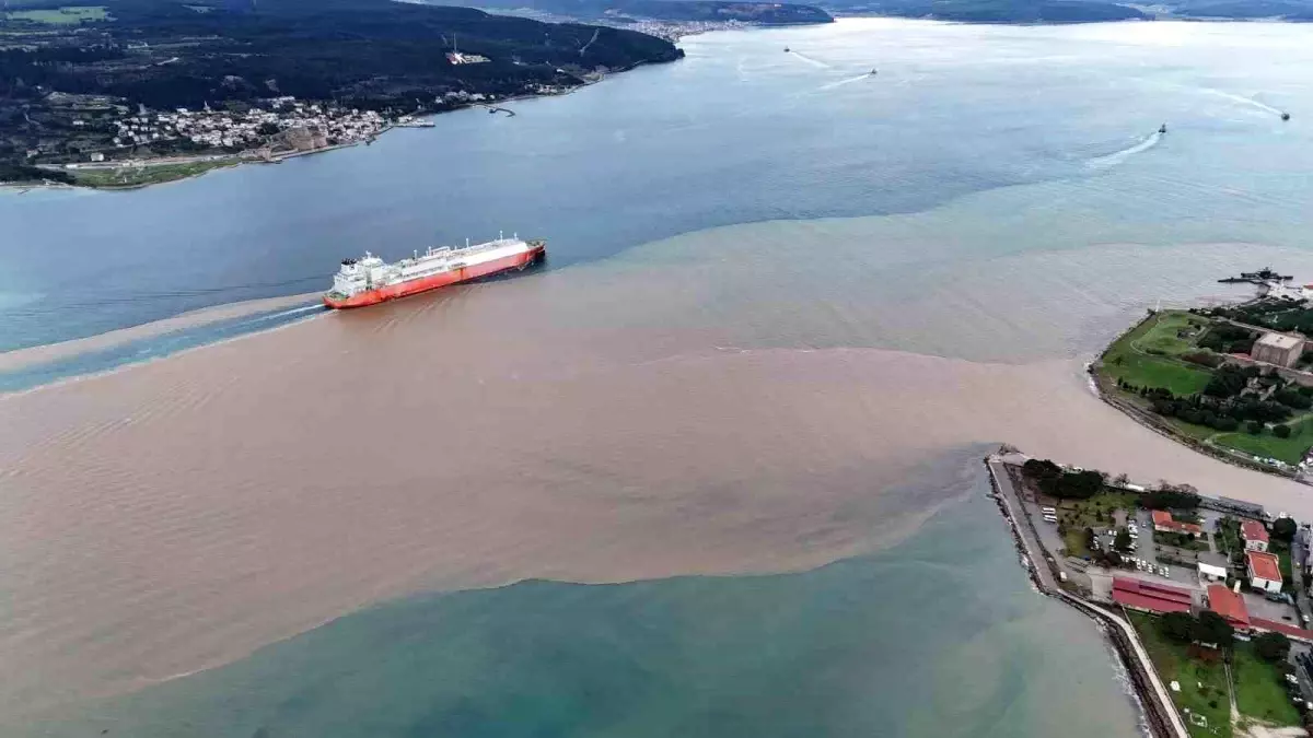 Çanakkale Boğazı'nda kahverengi su