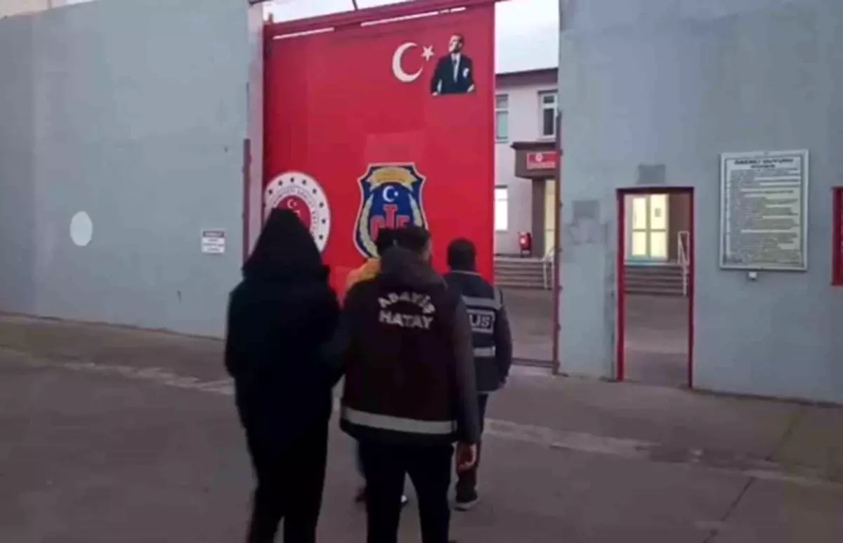 Hatay’da asayiş operasyonu sırasında tutuklanan şüpheliler