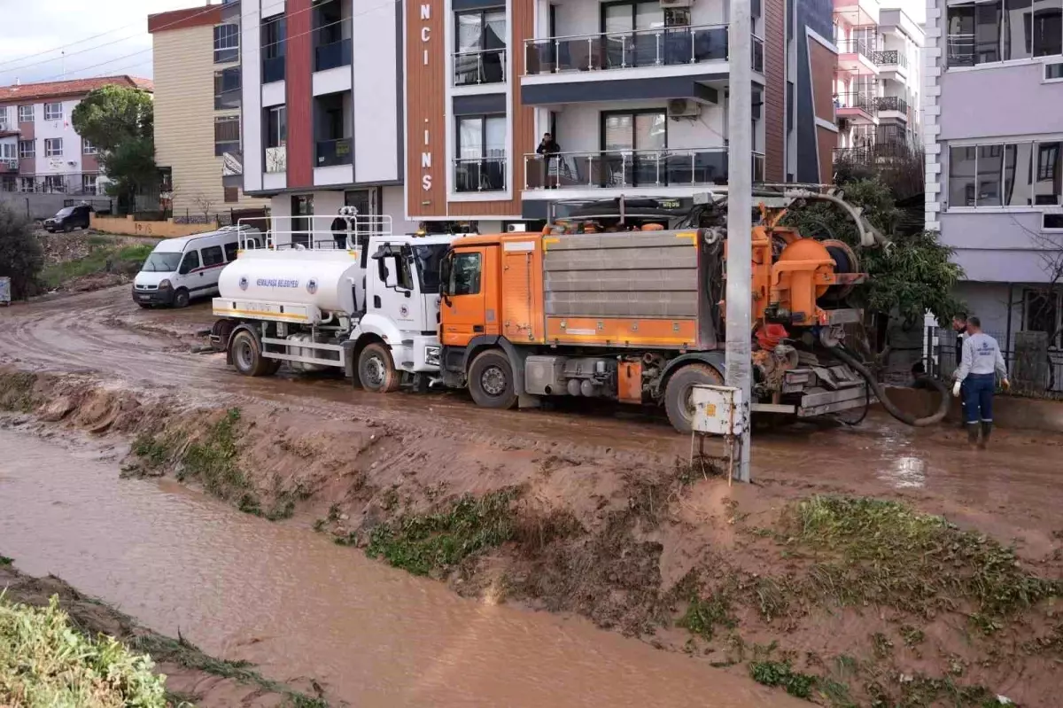 Kemalpaşa’da Sağanak Yağış Sonrası Menfezde Sıkışan Araç Kurtarıldı
