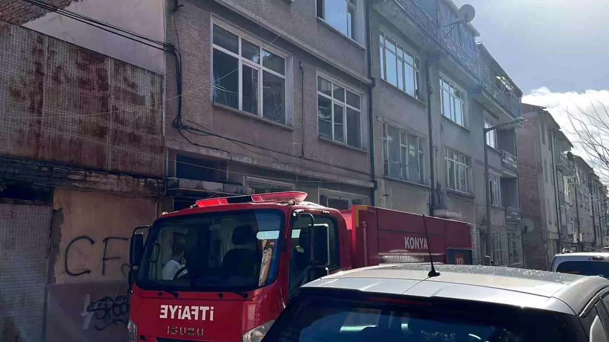 Konya’da Apartman Yangını: İki Kişi Duman Zehirlenmesiyle Hastaneye Kaldırıldı