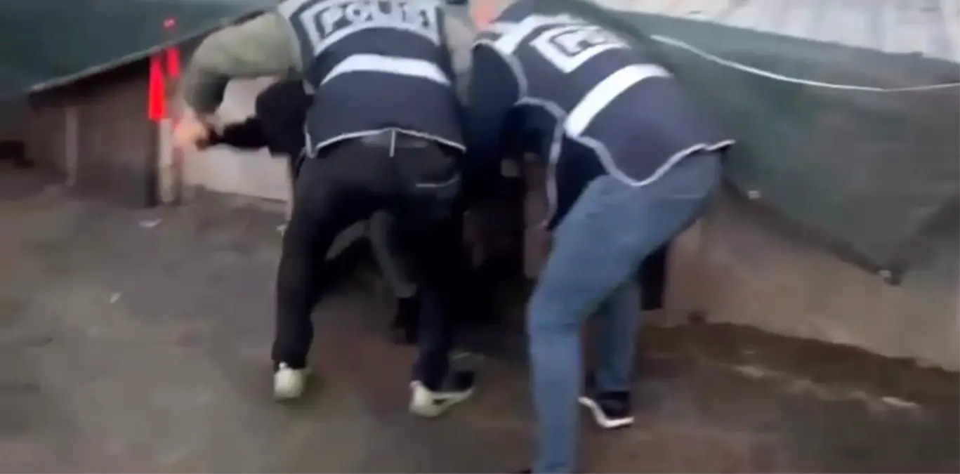 İzmir’de 44 Yıllık Hapis Cezalı Şahıs Tavuk Kümesinde Öksürerek Yakalandı