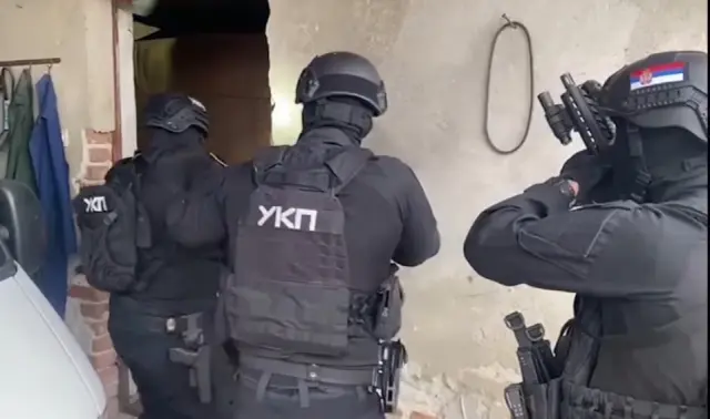 Ele geçirilen esrar paketleri