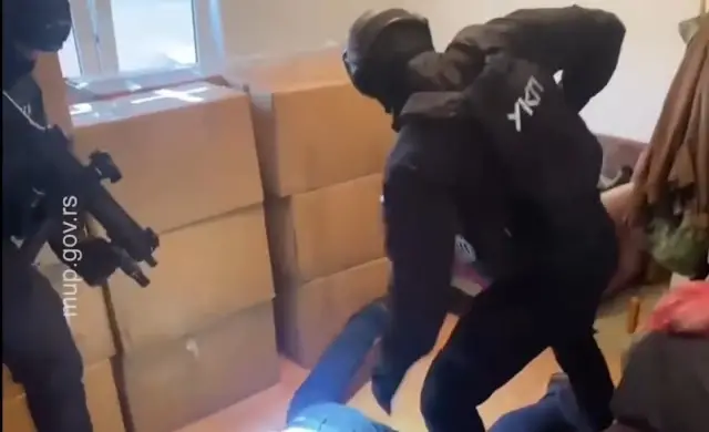 Polis ekipleri baskın sırasında