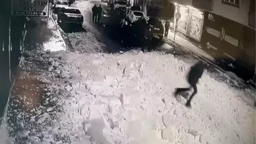 Bingöl'de Çatıdan Düşen Kar Kütlesi Hayati Tehlikeyi Önledi
