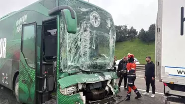 Sultanbeyli'de Konyaspor U-19 Otobüsü Kazası: 3 Yaralı ve Yol Kapalı