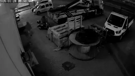 Güvenlik kamerası kaydındaki motosiklet hırsızlığı anı