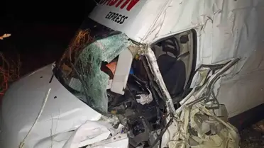 Afyonkarahisar’da Yağmurlu Havada Minibüs Şarampole Girdi, 2 Yaralı