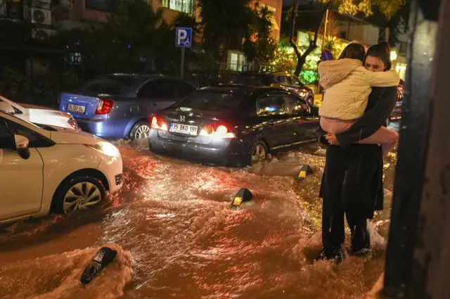 Sel sularında mahsur kalan araç