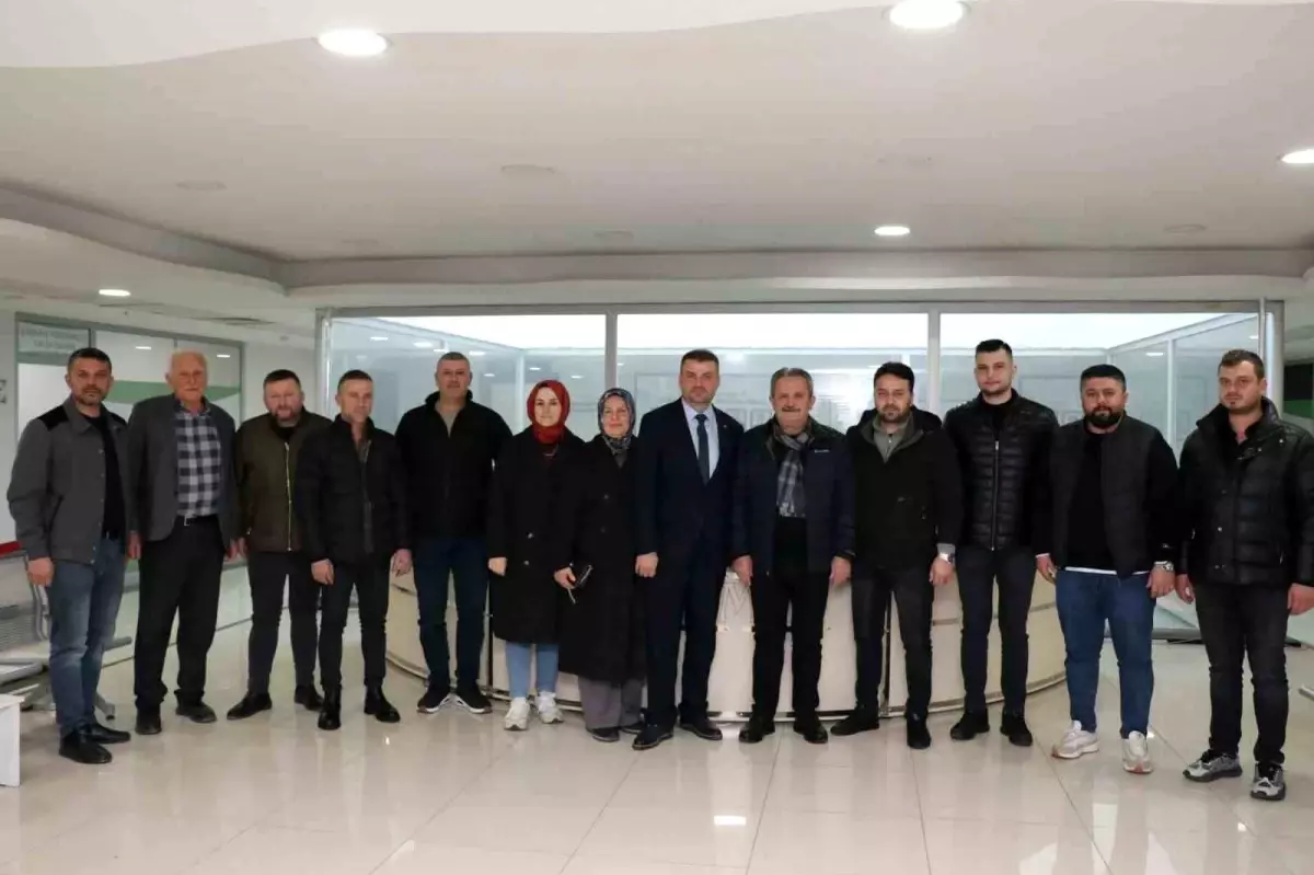 Cumayeri Esnaf Odası Başkanı Aydın Garip ve Belediye Başkanı Mustafa Koloğlu görüşüyor