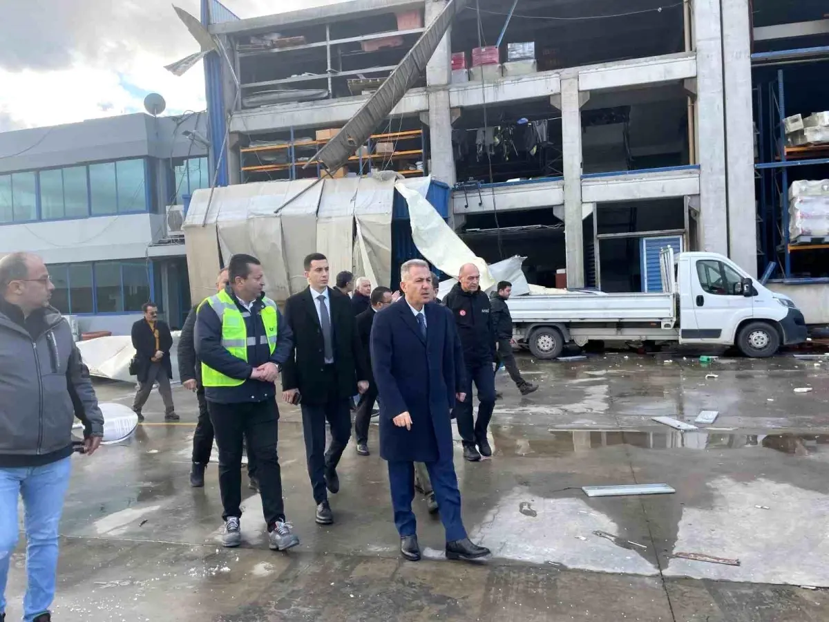 İzmir’de fırtına sonrası hasarlı fabrikalar