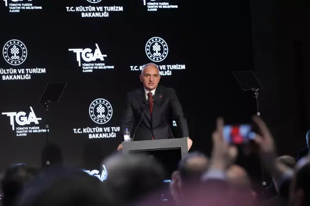 Antalya sahilinde tatilciler