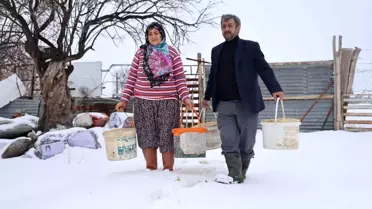 Soğukta hayvanları besleyen bir çiftçi