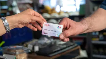 Mersin Büyükşehir Belediyesi yetkilileri ödeme dağıtımını gerçekleştiriyor