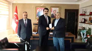 Tomarza Vergi Dairesi Müdürü Mesut Elkıran’a 41 Yıllık Hizmetinden Sonra Plaket Takdimi