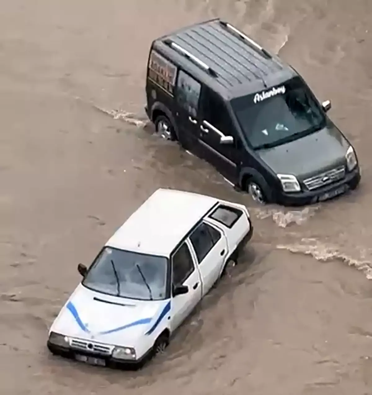 Adana’da Şiddetli Sağanak Sonrası Cadde ve Bulvarlar Su Altına Battı