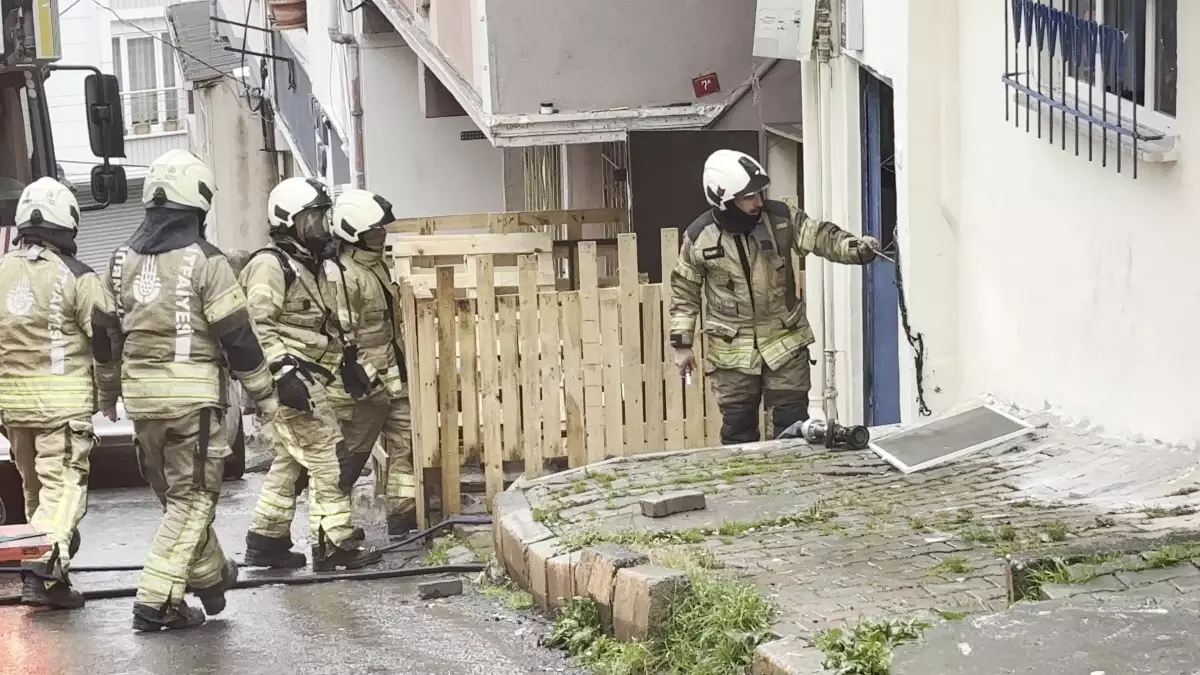 Arnavutköy’de Ev Yangını Kontrol Altına Alındı, 2 Kişi Dumanla Mücadele Etti