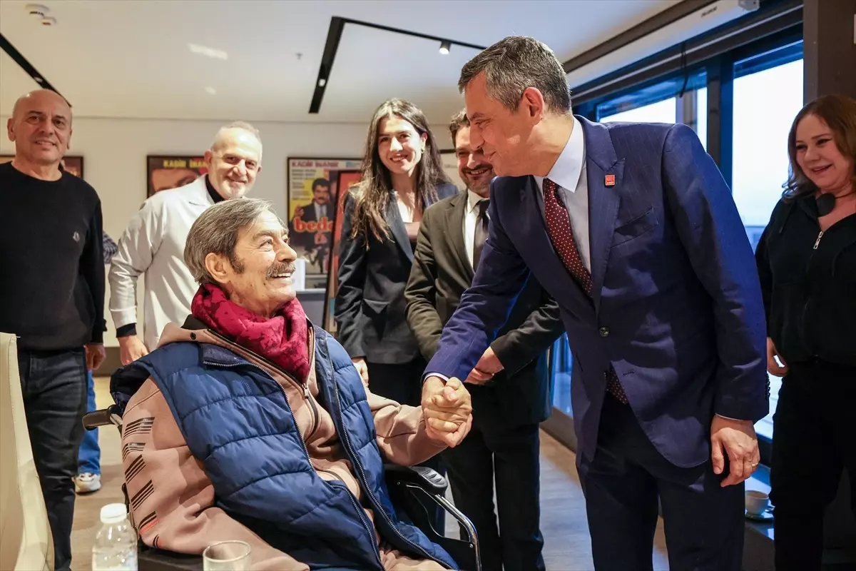 Özgür Özel, Kadir İnanır'ı ziyaret ediyor