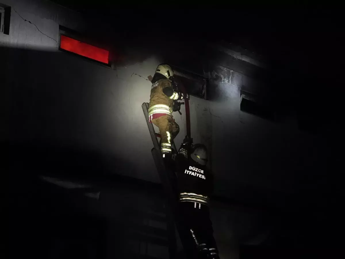 Düzce'de Strafor Fabrikasında Çıkan Yangın Kontrol Altına Alındı