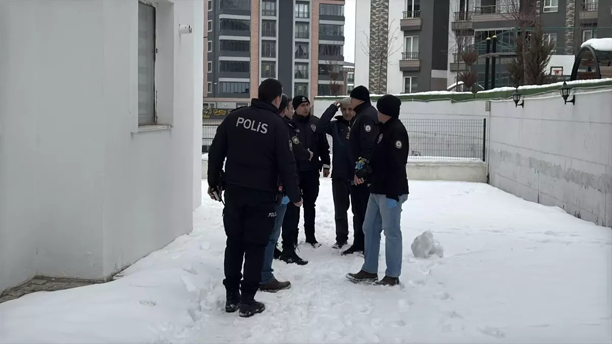 Erzurum’da Cam Silme Çalışması Sırasında 3. Kattan Düşen Öğretmen Hayatını Kaybetti