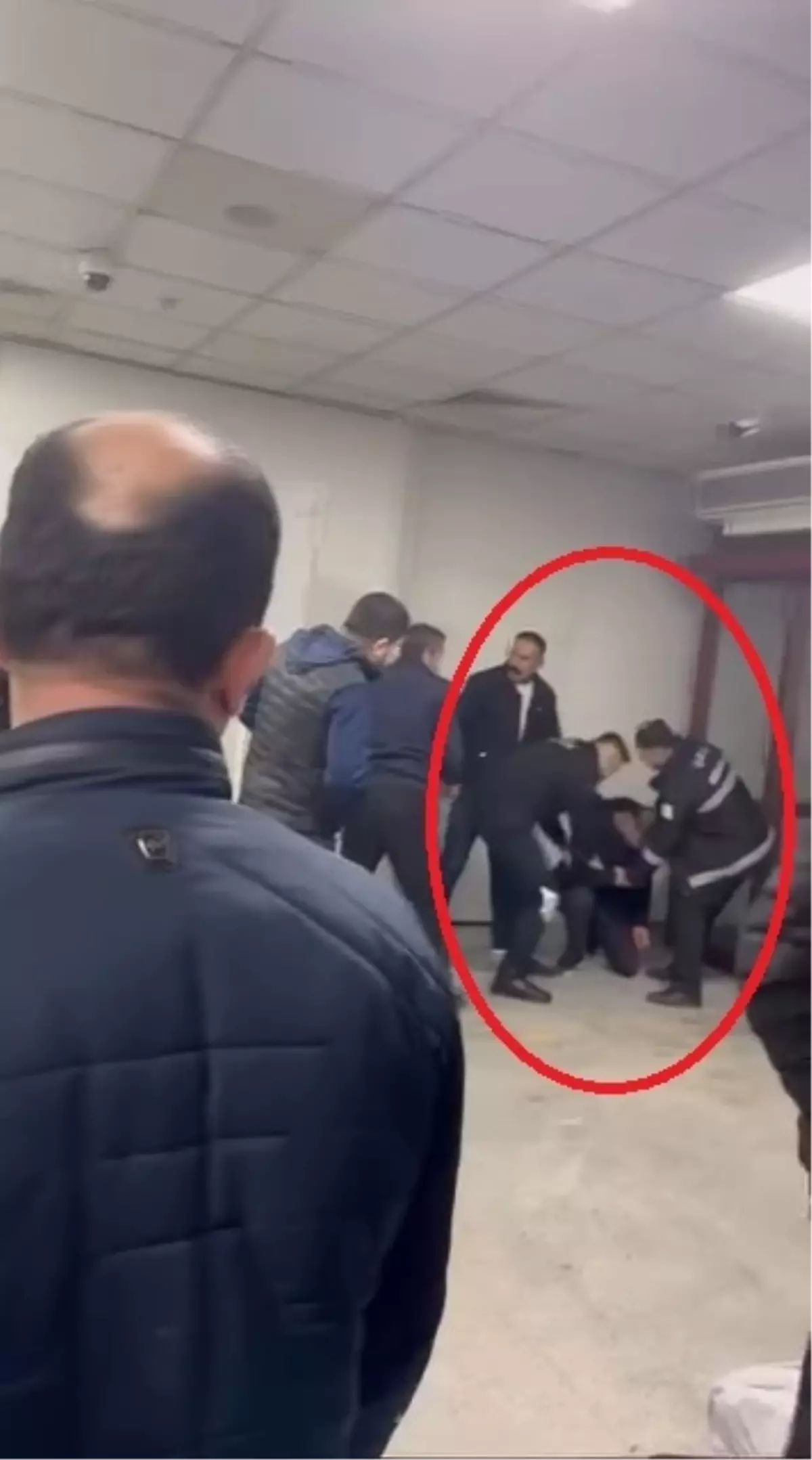 Hastane acil servisinde bıçaklı kavga