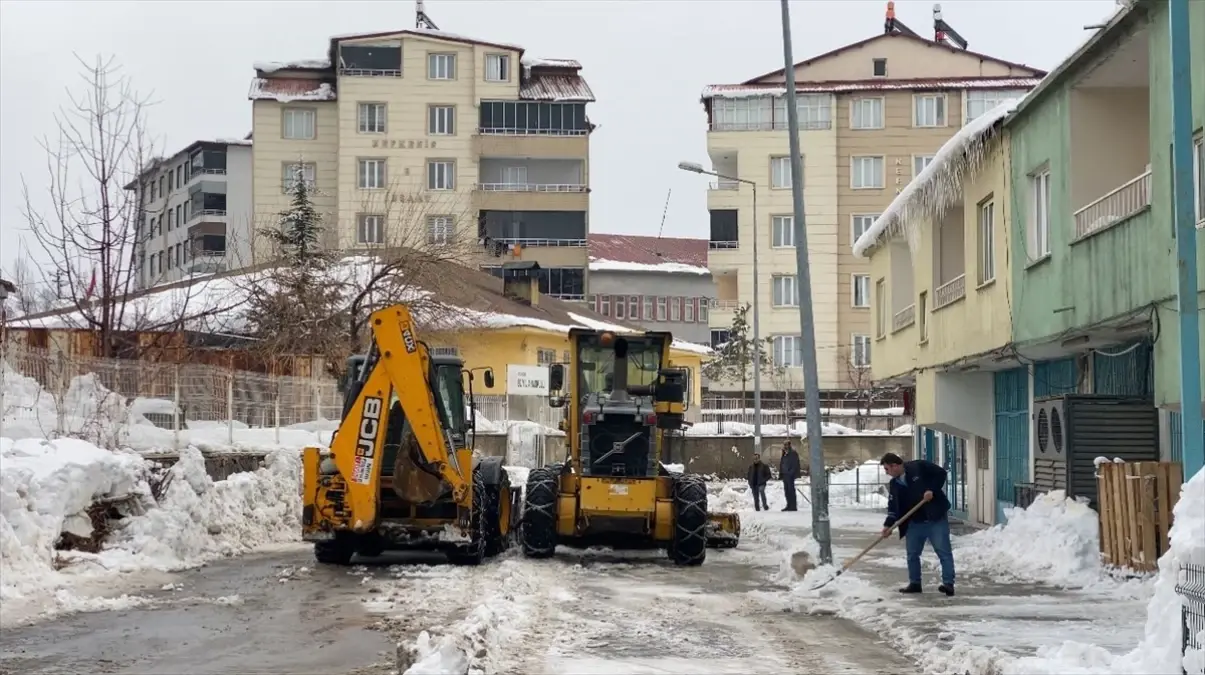 Hizan’da karla mücadele ekipleri