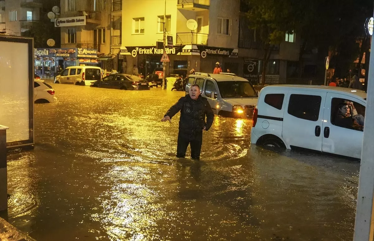 İzmir’de Şiddetli Sağanak ve Fırtına Şehirde Sel ve Trafik Sorunlarına Yol Açtı