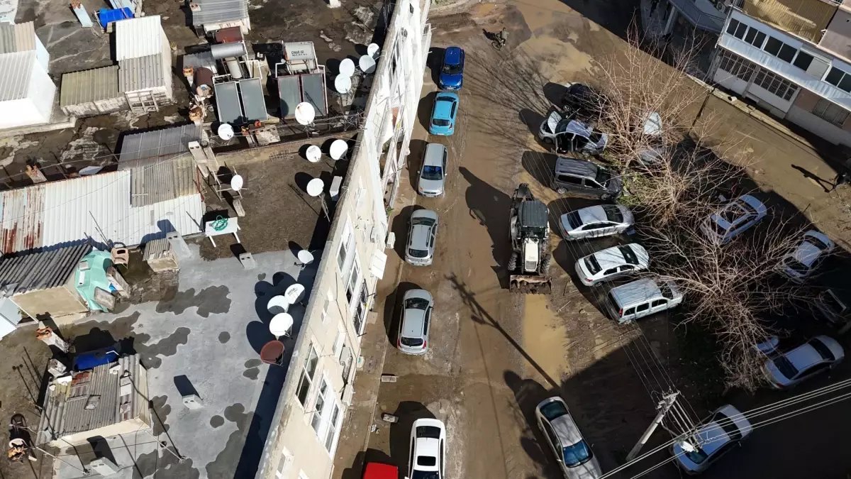 İzmir’de Şiddetli Sağanak Sonrası Su Baskınları Binlerce Evi Etkiledi
