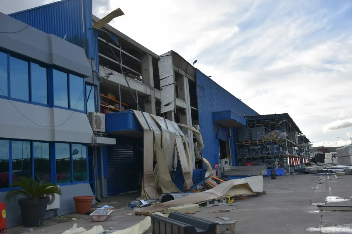 İzmir'de şiddetli yağış ve fırtına sonrası hasar görüntüsü