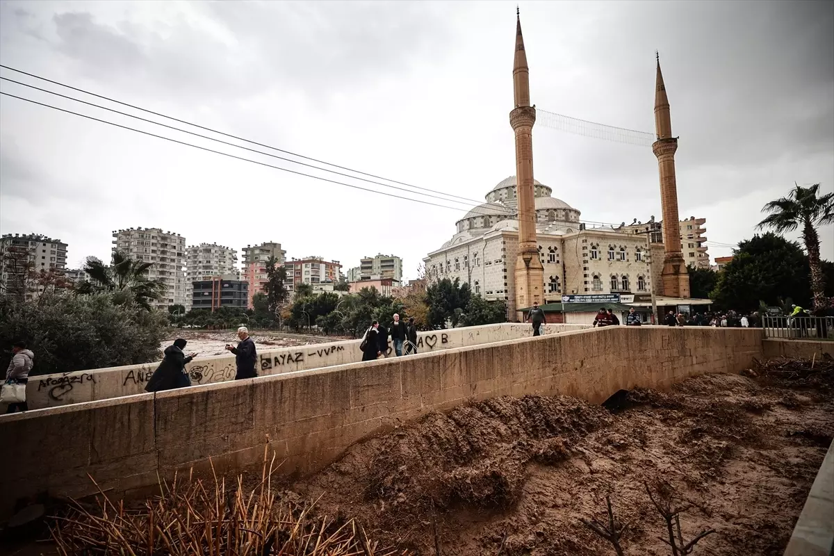 Mersin'de sel sonrası su altında kalan araçlar