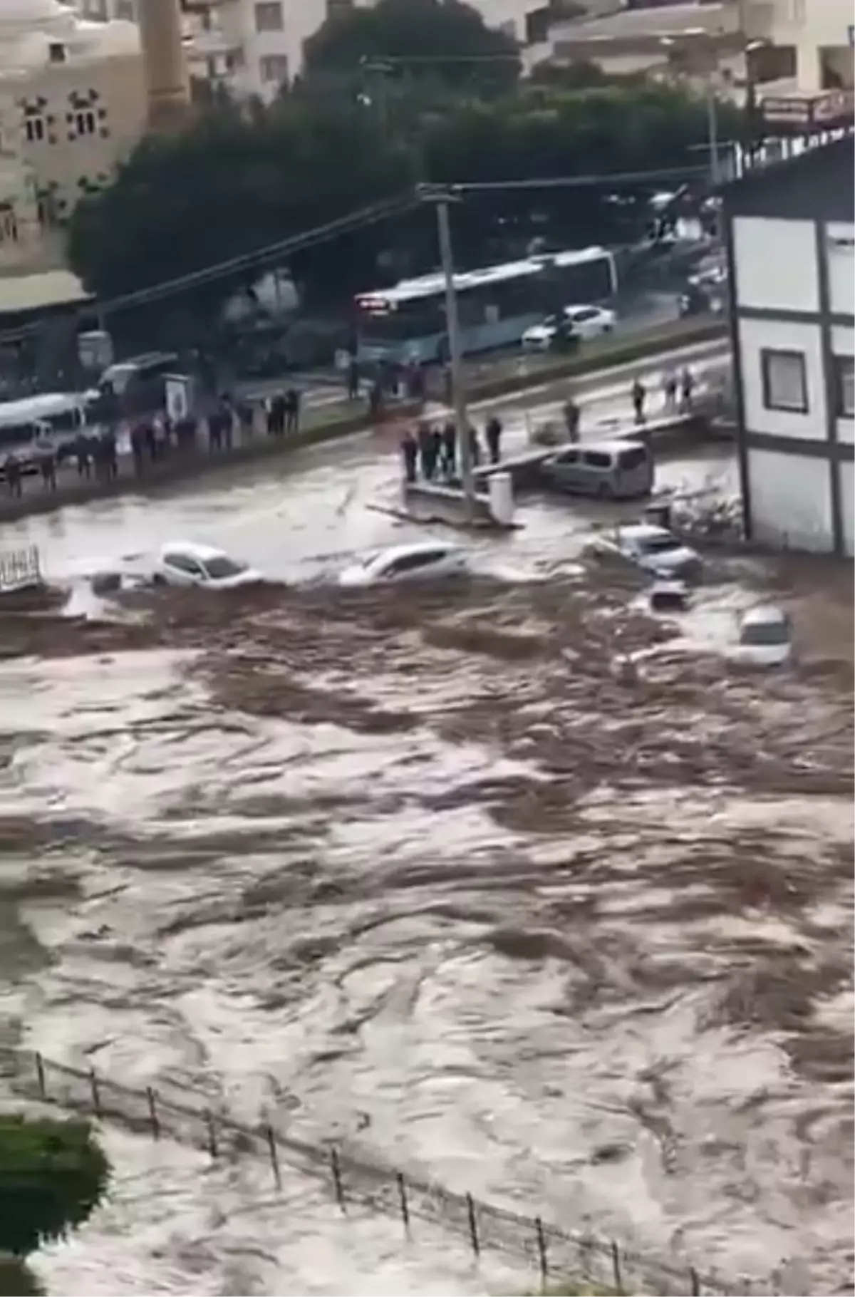Mersin’de Şiddetli Yağışlar Dereleri Taşır, Tarsus’ta Taş Ev Yıkıldı