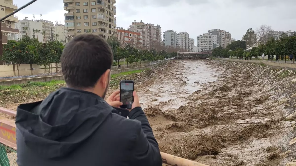 Mersin'de sel sonrası sular altında kalan yollar