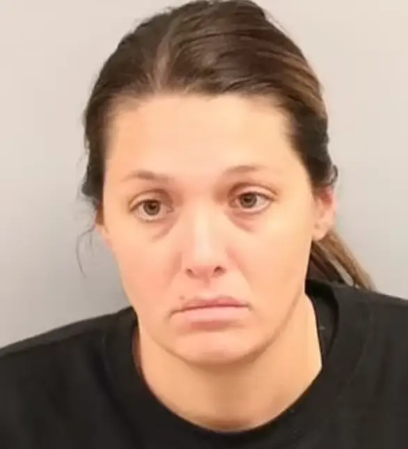 Mahkeme salonunda genç ve avukatı