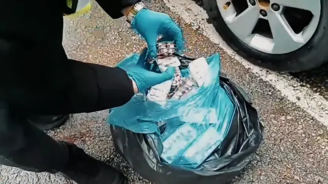 Ele geçirilen uyuşturucu hapların yakın çekimi