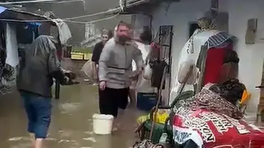 Sağanak sonrası su birikintisinde futbol topu