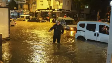 İzmir’de Şiddetli Sağanak ve Fırtına: 577 İhbar, 344 Su Baskını Raporu