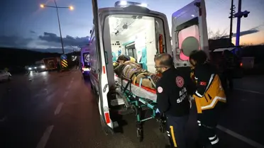 Çanakkale'de İki Araç Çarpıştı: 5 Yaralı, 2'si Ağır Hastaneye Sevk Edildi