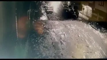 Bingöl'de Çatıdan Düşen Kar Kütlesi Bir Cipi Tehlikeye Soktu