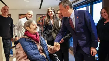 CHP Lideri Özgür Özel, Kadir İnanır'ı Tedavi Merkezinde Karşılamaya Gitti