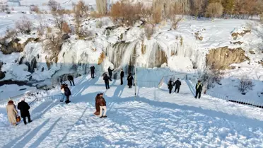 Donmuş Muradiye Şelalesi Kışın Büyüleyici Görünümü