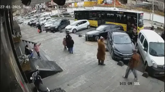 Esenler'de İETT Otobüsü Kontrolünü Kaybederek Park Halindeki Araçlara Çarptı