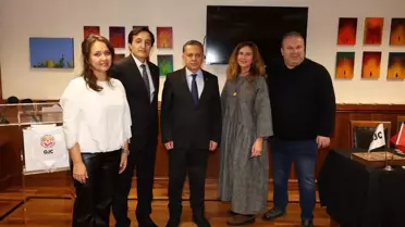 Toplantı salonunda konuşma yapan KGK temsilcisi