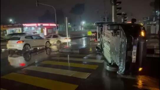 Tarsus'ta Trafik Kazası: Hafif Ticari Araç ve Otomobil Çarpıştı, 2 Yaralı