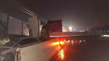 Belen'de Kaygan Yolda Kontrolünü Kaybeden Tır, 8 Araca Çarptı